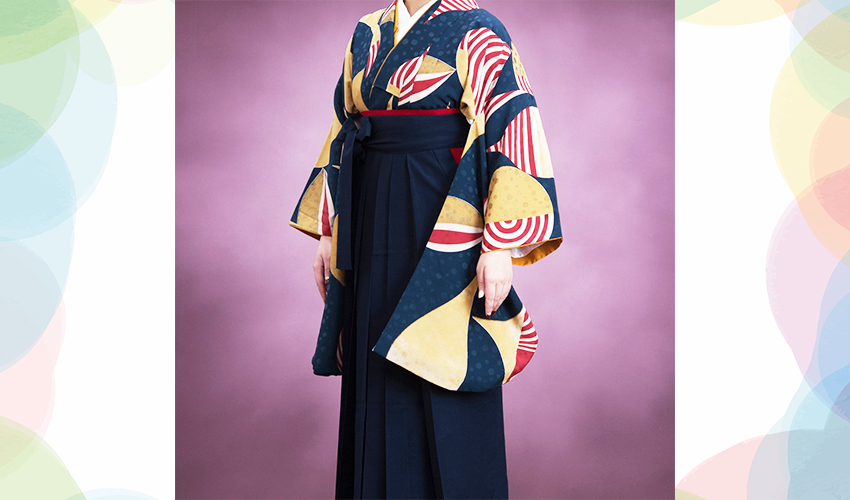 女性袴コレクション1。紺地の幾何学模様の着物に紺の袴のコーデ