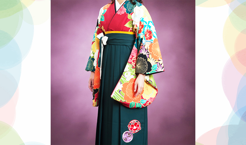 女性袴コレクション10。赤地の古典的な柄の着物にグリンの袴のコーデ