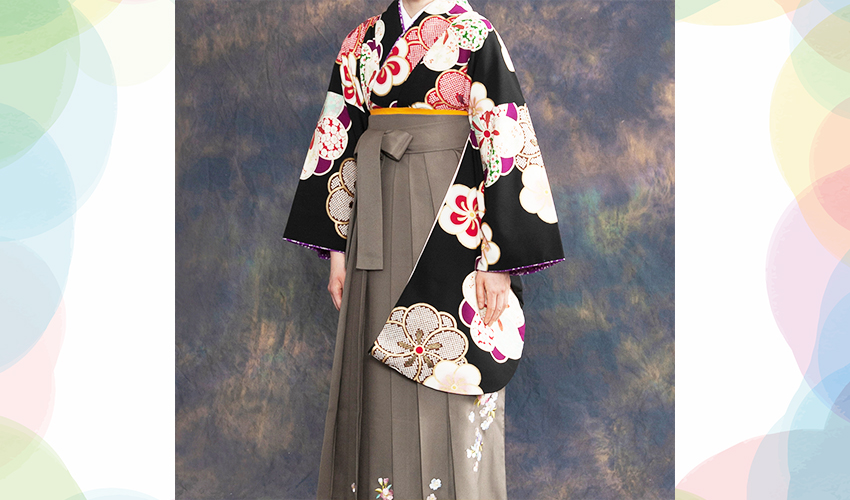女性袴コレクション12。黒地のレトロおしゃれな着物にグレー地の袴のコーデ