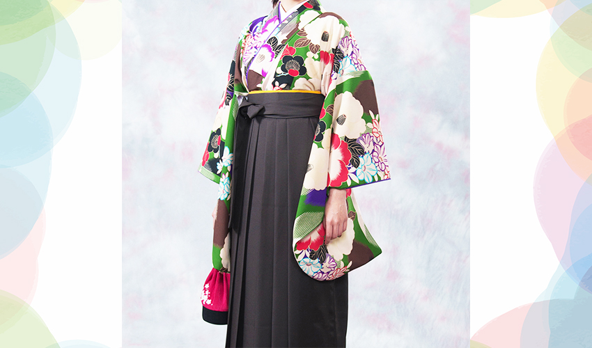 女性袴コレクション14。緑地の大きな花柄のレトロ調な着物にこげ茶の袴のコーデ