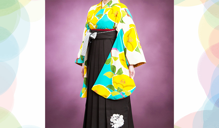 女性袴コレクション16。水色と白地に黄色い椿柄の着物にこげ茶の袴のコーデ
