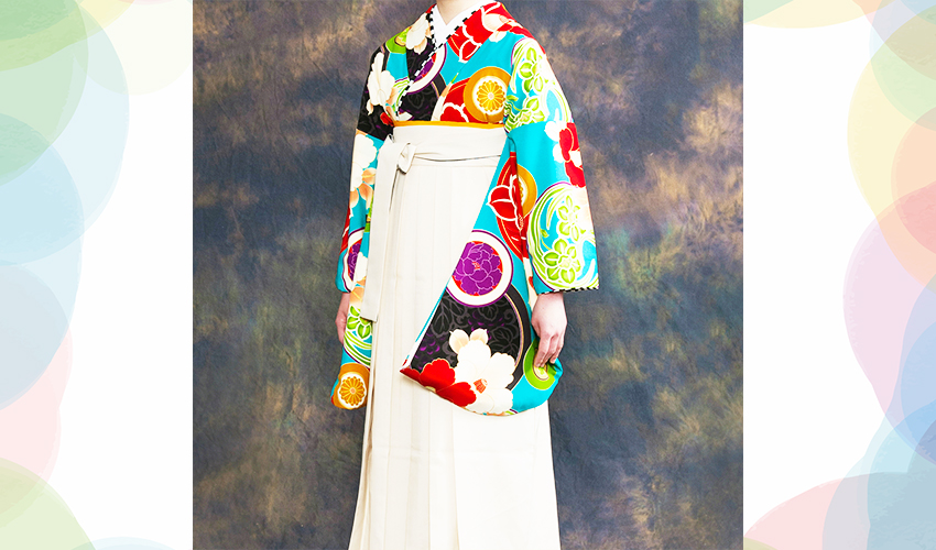 女性袴コレクション18。ターコイズブルーの古典的な柄の着物にオフホワイトの袴のコーデ