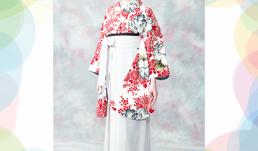 女性袴コレクション17。白地に赤と黒の花柄の着物に明るいグレーの袴のコーデ