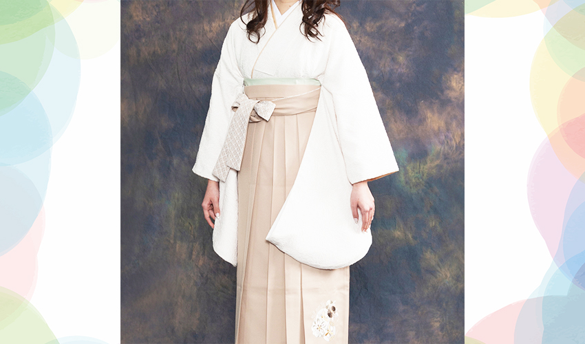 女性袴コレクション21。白くて地紋が入っている無地の着物にベージュの袴のコーデ