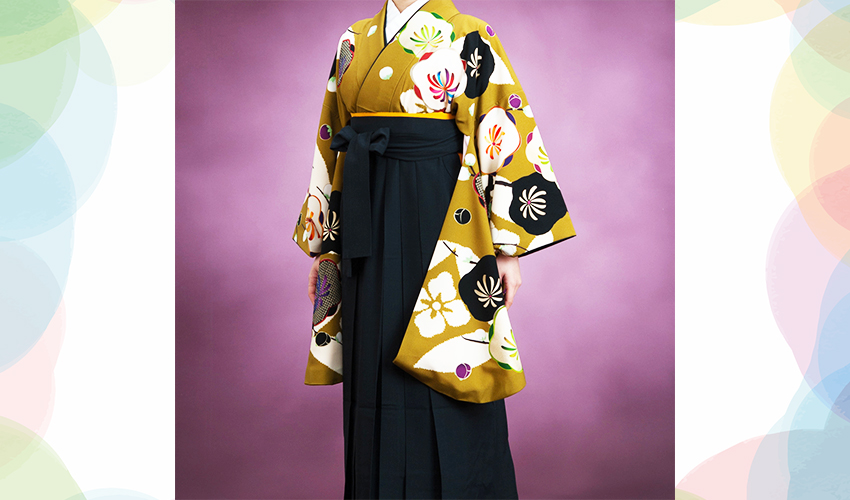 女性袴コレクション22。金茶のおしゃれなレトロ模様の着物に黒地の袴のコーデ
