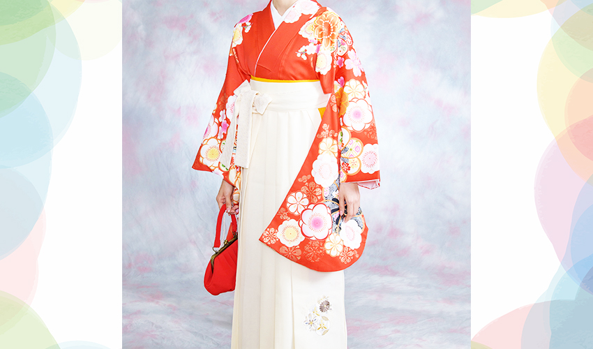女性袴コレクション23。オレンジ色の正統派の着物にオフホワイトの袴のコーデ