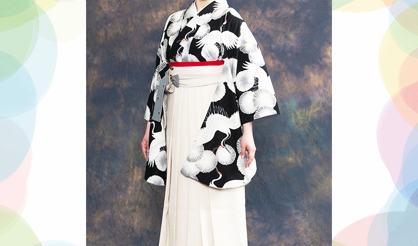女性袴コレクション24。黒地に鶴が舞う柄の着物にオフホワイトの袴のコーデ