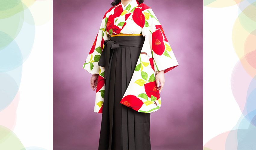 女性袴コレクション25。白地に赤い大きい椿の着物にこげ茶の袴のコーデ