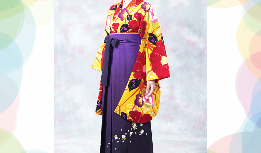 女性袴コレクション26。カラシ色に赤い大きな花柄の着物に紫ぼかしの袴のコーデ