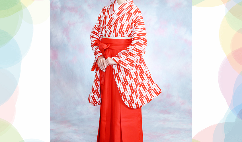 女性袴コレクション29。白とオレンジの矢絣の着物にオレンジ色の袴のコーデ