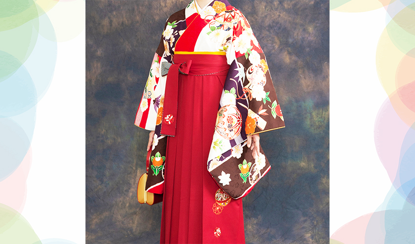 女性袴コレクション3。白と赤とこげ茶と紫色が入っている正統派の着物にエンジの袴のコーデ