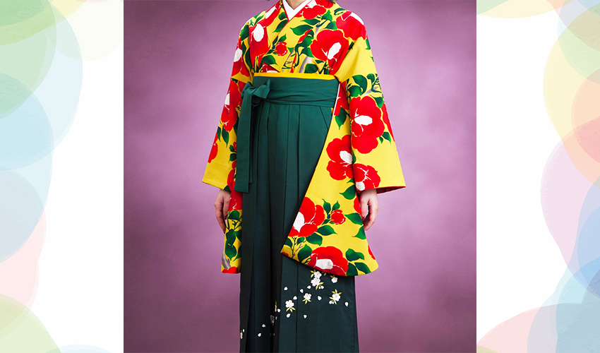 女性袴コレクション4。明るいカラシ色に真っ赤な椿柄の着物にグリンの袴のコーデ