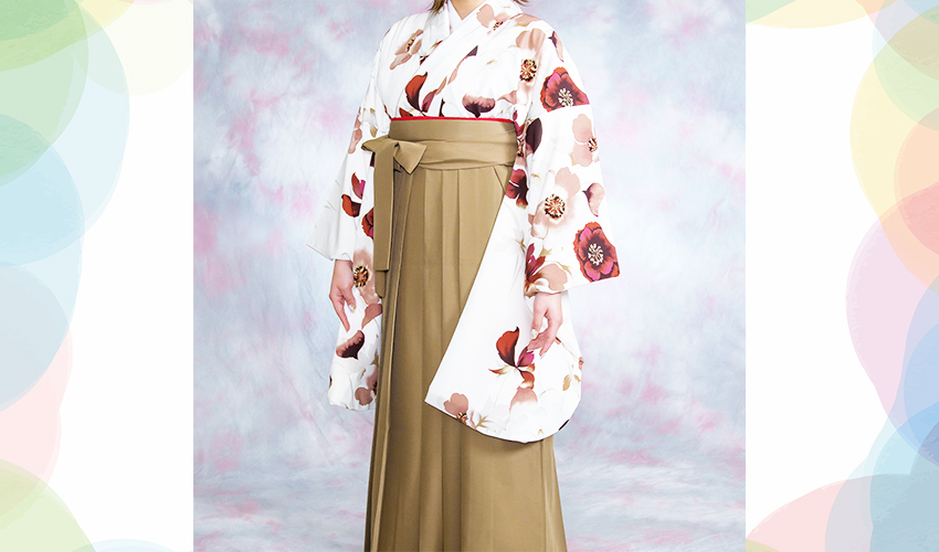 女性袴コレクション5。白地のおしゃれな赤紫系の柄の着物にモカ色の袴のコーデ