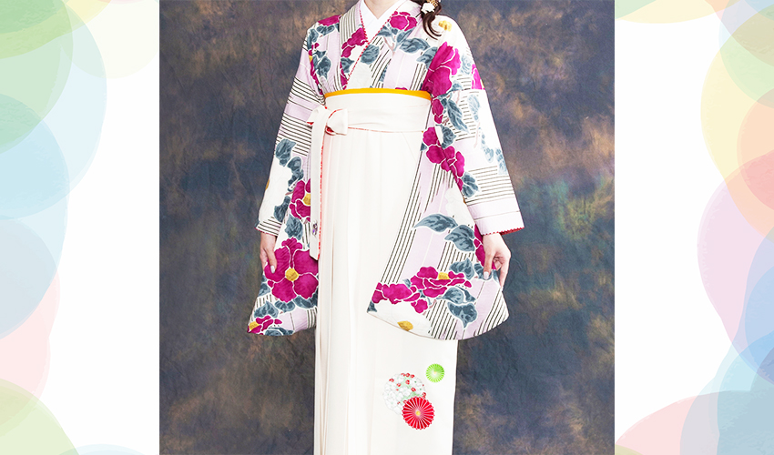女性袴コレクション6。薄紫色のおしゃれな着物にオフホワイトの袴のコーデ