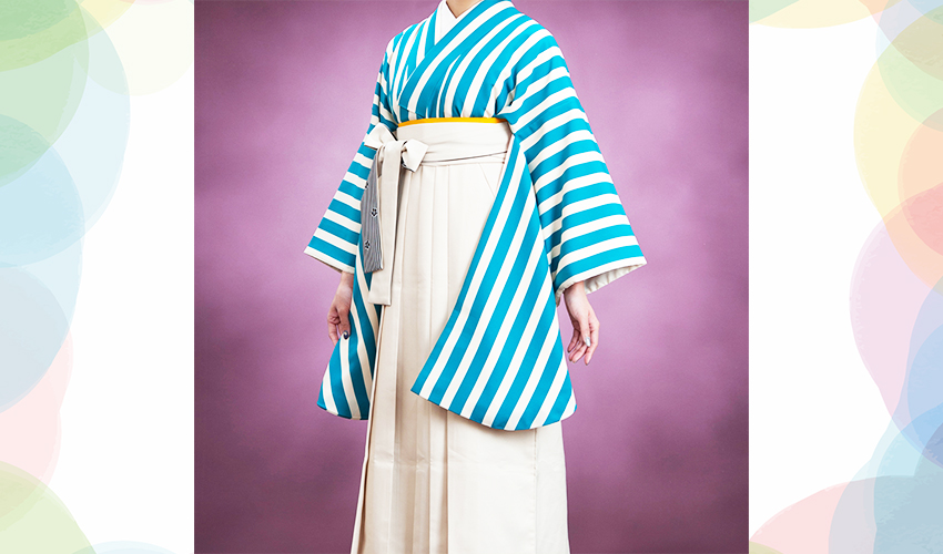 女性袴コレクション7。白と水色のストライプの着物にオフホワイトの袴のコーデ
