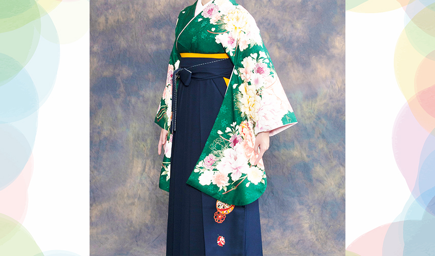女性袴コレクション9。濃い緑色の洋柄の着物に紺地の袴のコーデ