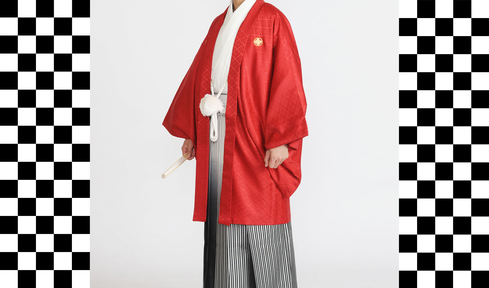 男性袴コレクション1。羽織が赤、着物が白、袴が銀黒ぼかしのコーデ