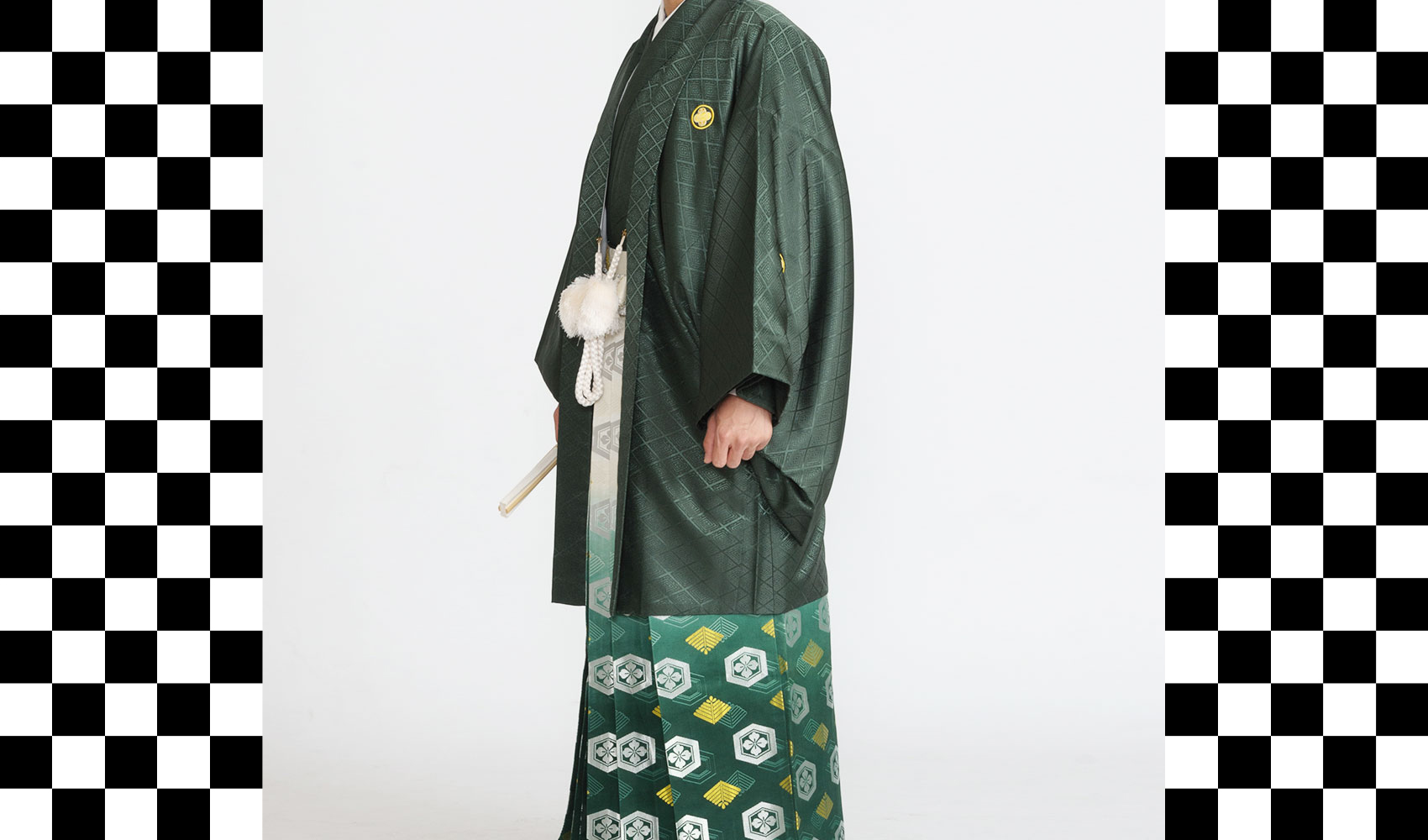男性袴コレクション5。羽織と着物が濃いグリン、袴は豪華なグリンぼかしのコーデ